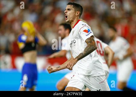 Erik lamela del Sevilla FC celebra il 1-1 durante la partita la Liga tra il Sevilla FC e il Valencia CF disputata allo stadio Sanchez Pizjuan il 18 ottobre 2022 a Siviglia, Spagna. (Foto di Antonio Pozo / PRESSIN) Foto Stock