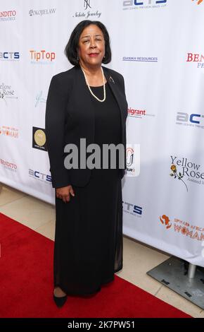 Beverly Hills, California, Stati Uniti. 16th ottobre 2022. Jan Perry, ex membro del consiglio comunale di Los Angeles, partecipa al gala di raccolta fondi femminile africana ascendente al Temple Emanuel di Beverly Hills a Beverly Hills, California. Credito: Sheri Determan Foto Stock