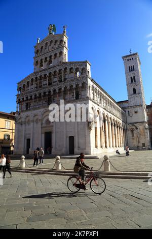 Chiesa di San Michele a Foro, Lucca, Italia. Piazza San Michele Foto Stock