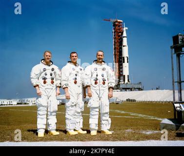 Cape Canaveral, Stati Uniti. 18th Ott 2022. Gli astronauti della prima squadra della NASA Apollo 9, da sinistra a destra, Russell Schweickart, David Scott e James McDivitt posano dal razzo Saturn V sul Launch Pad 39A al Kennedy Space Center, il 23 febbraio 1969 a Cape Canaveral, Florida. McDivitt comandò la prima missione spaziale Gemini e comandò Apollo 9 durante il primo volo orbitale con equipaggio di un modulo lunare, morì il 15 ottobre 2022 all'età di 93 anni. Credit: NASA/NASA/Alamy Live News Foto Stock