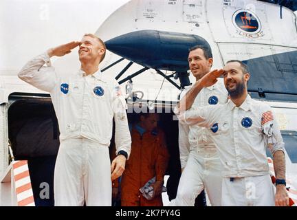 USS Guadalcanal, Stati Uniti. 18th Ott 2022. Gli astronauti della NASA Apollo 9, da sinistra a destra, Russell Schweickart, David Scott e James McDivitt salutano quando arrivano a bordo della USS Guadalcanal seguendo Splashdown nell'Oceano Atlantico, il 13 marzo 1969 al largo della costa della Florida. McDivitt comandò la prima missione spaziale Gemini e comandò Apollo 9 durante il primo volo orbitale con equipaggio di un modulo lunare, morì il 15 ottobre 2022 all'età di 93 anni. Credit: NASA/NASA/Alamy Live News Foto Stock