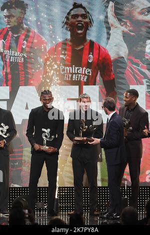 Milano, Italia. 18th Ott 2022. Rafel Leao vince il premio come miglior giocatore della Serie A 2021/22 durante il Gran Gala del Calcio AIC 2022 a Rho Fiera Milano. (Foto di Fabrizio Carabelli/SOPA Images/Sipa USA) Credit: Sipa USA/Alamy Live News Foto Stock