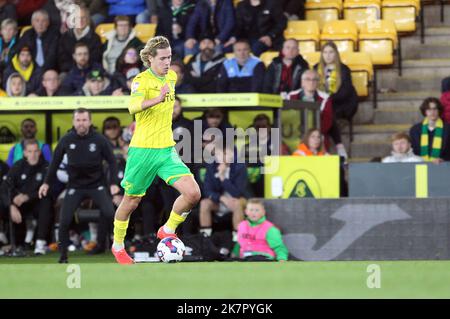 Norwich, Regno Unito. 18th Ott 2022. Todd Cantwell di Norwich City corre con la palla durante la partita del campionato Sky Bet tra Norwich City e Luton Town a Carrow Road il 18th 2022 ottobre a Norwich, Inghilterra. (Foto di Mick Kearns/phcimages.com) Credit: PHC Images/Alamy Live News Foto Stock