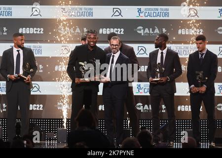 Milano, Italia. 18th Ott 2022. Rafel Leao vince il premio come miglior giocatore della Serie A 2021/22 durante il Gran Gala del Calcio AIC 2022 a Rho Fiera Milano. (Foto di Fabrizio Carabelli/SOPA Images/Sipa USA) Credit: Sipa USA/Alamy Live News Foto Stock