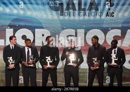 Milano, Italia. 18th Ott 2022. Rafel Leao vince il premio come miglior giocatore della Serie A 2021/22 durante il Gran Gala del Calcio AIC 2022 a Rho Fiera Milano. (Foto di Fabrizio Carabelli/SOPA Images/Sipa USA) Credit: Sipa USA/Alamy Live News Foto Stock