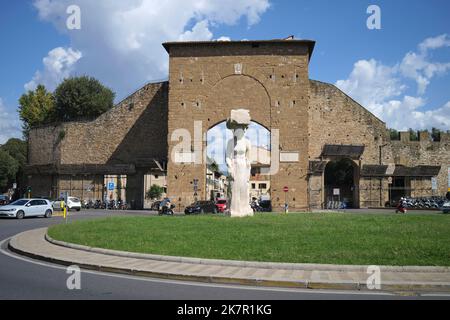 Porta Romana porta con la scultura Dietrofront di Pistoletto Piazzale di porta Romana Firenze Italia Foto Stock