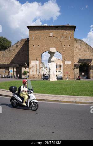 Porta Romana porta con la scultura Dietrofront di Pistoletto Piazzale di porta Romana Firenze Italia Foto Stock