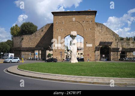 Porta Romana porta con la scultura Dietrofront di Pistoletto Piazzale di porta Romana Firenze Italia Foto Stock