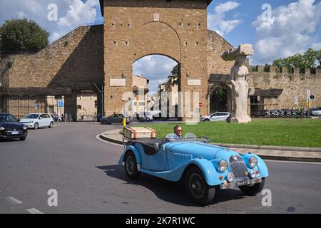 Porta Romana porta con la scultura Dietrofront di Pistoletto Piazzale di porta Romana Firenze Italia Foto Stock