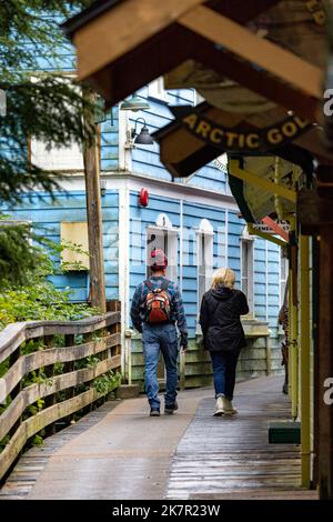 Coppia a piedi lungo il lungomare sulla storica Creek Street a Ketchikan, Alaska, USA Foto Stock