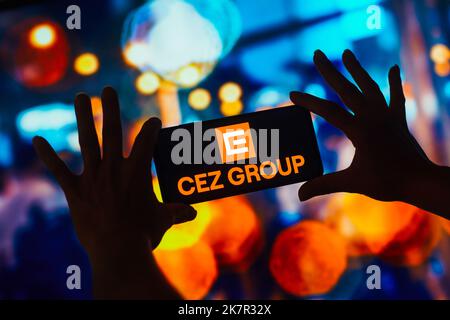 In questa illustrazione, il logo del gruppo CEZ viene visualizzato sullo schermo dello smartphone. Foto Stock