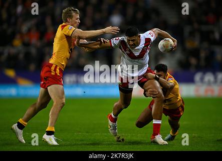St Helens, Regno Unito. 18th Ott 2022. Campionato mondiale di rugby 2021. Tonga V Papua Nuova Guinea. Stadio Totally Wicked. Sant'Elena. Daniel Tubou (Tonga) è combattuto da Kyle Laybutt (Papua Nuova Guinea, a sinistra) e Alex Johnston (Papua Nuova Guinea) durante la partita di Coppa del mondo di rugby Tonga V Papua Nuova Guinea. Turno 1, gruppo D. Credit: Sport in Pictures/Alamy Live News Foto Stock