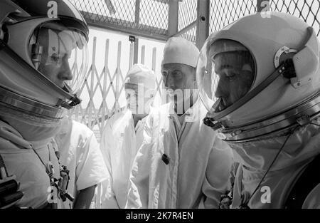 Cape Canaveral, Stati Uniti. 18th Ott 2022. L'astronauta della NASA James A. McDivitt, comandante della missione spaziale Gemini Titan 4, a destra, e Edward H. White II, a sinistra, salgono sull'ascensore con i tecnici al Pad 19 durante le prove al Kennedy Space Center, 29 maggio 1965 a Cape Canaveral, Florida. McDivitt comandò la prima missione spaziale e prese parte al primo volo orbitale con equipaggio di un modulo lunare, durante l'Apollo 9 morì il 15 ottobre 2022 all'età di 93 anni. Credit: NASA/NASA/Alamy Live News Foto Stock