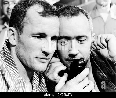USS Wasp, Stati Uniti. 18th Ott 2022. NASA Gemini-4 primo equipaggio, astronauti, ed White, a sinistra, e James McDivitt ascoltare il presidente Lyndon B. Johnson congratularsi con loro per la loro missione di quattro giorni, a bordo della portaerei USS Wasp, 7 giugno 1965 al largo della costa della Florida. McDivitt comandò la prima missione spaziale Gemini e comandò Apollo 9 durante il primo volo orbitale con equipaggio di un modulo lunare, morì il 15 ottobre 2022 all'età di 93 anni. Credit: NASA/NASA/Alamy Live News Foto Stock