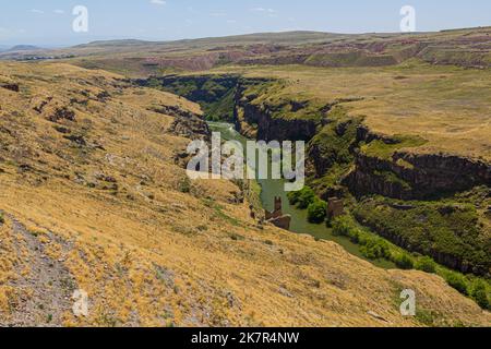 Rovine della città antica Ani con Akhuryan (Arpachay) valle del fiume tra la Turchia e l'Armenia Foto Stock