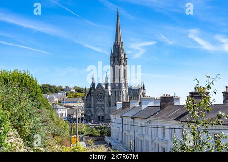 La cattedrale di St. Colman a Cobh, Irlanda, ha una guglia di granito ed è stata progettata in stile gotico francese Foto Stock