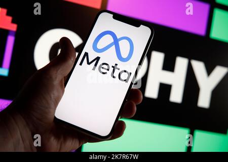 Il logo Meta è visto con il logo Ghiphy sullo sfondo in questa foto di illustrazione a Varsavia, Polonia, il 19 ottobre 2022. Società madre di Facebook Foto Stock