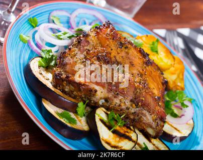 carne di maiale arrosto con verdure Foto Stock