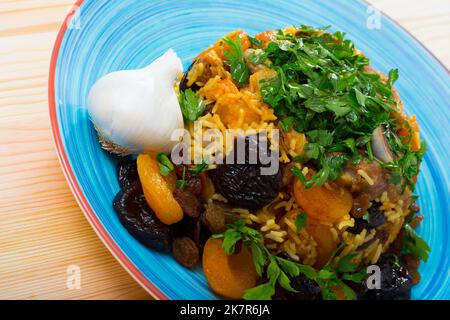 Pilaf di riso con montone, prugne, aglio Foto Stock