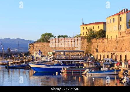 Barche a motore, pescherecci e imbarcazioni da diporto nel porto di Ajaccio (Corse-du-Sud) sull'isola di Corsica, Francia Foto Stock
