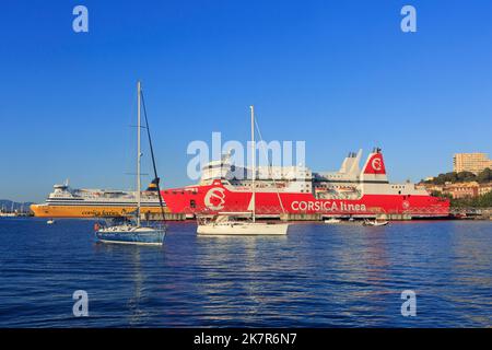 La paglia Orba (1994 m) dalla Corsica linea e la MS Mega Smeralda (1985 m) dalla Corsica Ferries - Sardinia Ferries a Ajaccio (Corsica), Francia Foto Stock