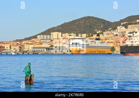 Statua di Gaia di Marc Petit e MS Mega Smeralda (1985) da Corsica Ferries - Sardinia Ferries nel porto di Ajaccio (Corse-du-Sud) in Corsica, Francia Foto Stock