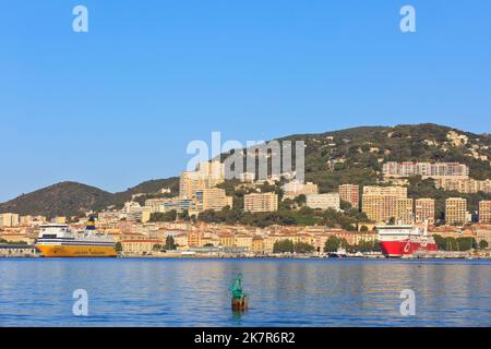 La paglia Orba (1994 m) dalla Corsica linea e la MS Mega Smeralda (1985 m) dalla Corsica Ferries - Sardinia Ferries a Ajaccio (Corsica), Francia Foto Stock