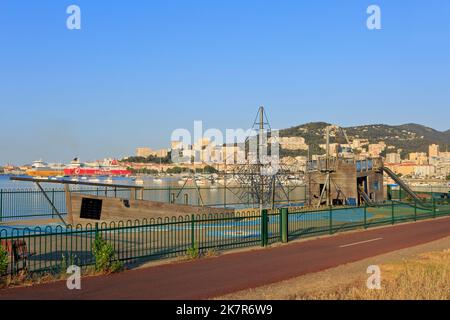 La paglia Orba (1994 m) dalla Corsica linea e la MS Mega Smeralda (1985 m) dalla Corsica Ferries - Sardinia Ferries a Ajaccio (Corsica), Francia Foto Stock