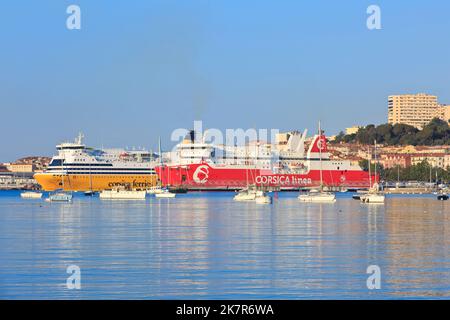 La paglia Orba (1994 m) dalla Corsica linea e la MS Mega Smeralda (1985 m) dalla Corsica Ferries - Sardinia Ferries a Ajaccio (Corsica), Francia Foto Stock