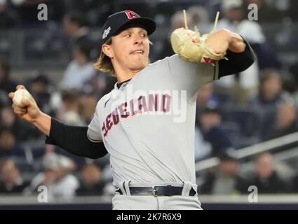 New York, Stati Uniti. 18th Ott 2022. James Karinchak, sollievo dei Guardiani di Cleveland, lancia la settima serie contro gli Yankees di New York nel gioco 5 della loro American League Division Series allo Yankee Stadium di New York City martedì 18 ottobre 2022. Foto di Ray Stubblebine/UPI Credit: UPI/Alamy Live News Foto Stock