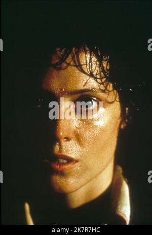 Sigourney Weaver Film: Alien (USA/UK 1979) personaggi: Ripley regista: Ridley Scott 25 maggio 1979 **AVVISO** questa foto è solo per uso editoriale ed è il copyright di 20th CENTURY FOX e/o il fotografo assegnato dalla Film o dalla Production Company e può essere riprodotto solo da pubblicazioni in concomitanza con la promozione del suddetto Film. È richiesto un credito obbligatorio per 20th CENTURY FOX. Il fotografo deve essere accreditato anche quando è noto. Nessun uso commerciale può essere concesso senza l'autorizzazione scritta della Film Company. Foto Stock