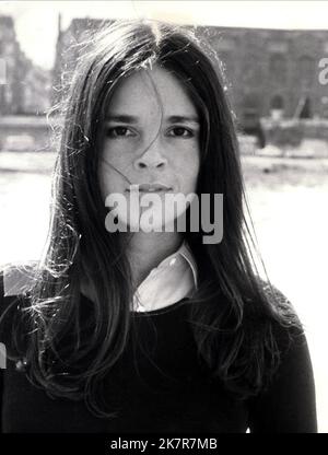 Ali Macgraw Film Love Story (USA 1970) personaggi: Jennifer Cavalleri regista: Arthur Hiller 16 dicembre 1970 **WARNING** questa fotografia è ad uso esclusivamente editoriale ed è copyright della PARAMOUNT e/o del fotografo assegnato dalla Film o Production Company e può essere riprodotta solo da pubblicazioni in concomitanza con la promozione del suddetto Film. È richiesto un credito obbligatorio per LA PRIORITÀ. Il fotografo deve essere accreditato anche se conosciuto. Nessun uso commerciale può essere concesso senza l'autorizzazione scritta di The Film Company. Foto Stock