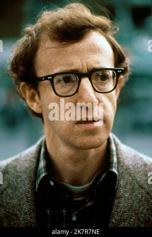 Woody Allen Film: Annie Hall (USA 1977) personaggi: Alvy Singer regista: Woody Allen 20 aprile 1977 **AVVERTENZA** questa fotografia è solo per uso editoriale ed è copyright di UNITED ARTISTS e/o del fotografo assegnato dalla Film o dalla Production Company e può essere riprodotta solo da pubblicazioni in concomitanza con la promozione del film di cui sopra. È richiesto un credito obbligatorio per GLI ARTISTI UNITI. Il fotografo deve essere accreditato anche quando è noto. Nessun uso commerciale può essere concesso senza autorizzazione scritta da parte della Film Company. Foto Stock