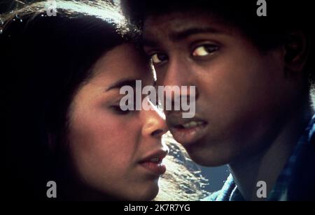 Irene Cara & Kevin Hooks Film: Aaron Loves Angela (1975) personaggi: Angela, Aaron regista: Gordon Parks Jr. 25 Dicembre 1975 **AVVERTENZA** questa fotografia è solo per uso editoriale ed è copyright di COLUMBIA PICTURES CORPORATION e/o del fotografo assegnato dalla Film o Production Company e può essere riprodotta solo da pubblicazioni in concomitanza con la promozione del film di cui sopra. È richiesto un credito obbligatorio a COLUMBIA PICTURES CORPORATION. Il fotografo deve essere accreditato anche quando è noto. Nessun uso commerciale può essere concesso senza autorizzazione scritta da parte della Film Company. Foto Stock