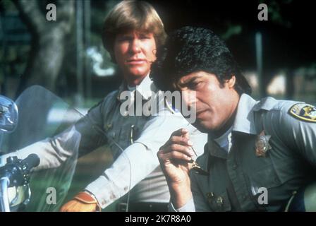 Larry Wilcox & Erik Estrada Televisione: Chip (1977) personaggi: Ufficiale Jon Baker, Ufficiale Francis Llewellyn 'Ponch' Poncherello 15 settembre 1977 **AVVERTENZA** questa fotografia è solo per uso editoriale ed è copyright di MGM TV e/o del fotografo assegnato dalla Film o dalla Production Company e può essere riprodotta solo da pubblicazioni in concomitanza con la promozione del film di cui sopra. È richiesto un credito obbligatorio a MGM TV. Il fotografo deve essere accreditato anche quando è noto. Nessun uso commerciale può essere concesso senza autorizzazione scritta da parte della Film Company. Foto Stock