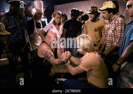 Chuck Norris Arm wrestle Scene Film: Breaker! Demolitore! (1977) caratteri: John David 'J.D.' Dawes regista: Don Hulette 01 aprile 1977 **AVVERTENZA** questa fotografia è solo per uso editoriale ed è copyright dei FILM PARAGON e/o del fotografo assegnato dalla Film o dalla Società di produzione e può essere riprodotta solo da pubblicazioni in concomitanza con la promozione del film di cui sopra. È richiesto un credito obbligatorio per I FILM PARAGON. Il fotografo deve essere accreditato anche quando è noto. Nessun uso commerciale può essere concesso senza autorizzazione scritta da parte della Film Company. Foto Stock