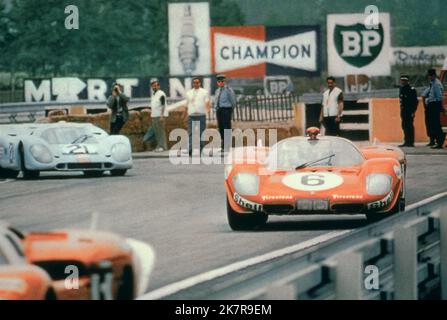 Race Scene Film: Le Mans (USA 1971) regista: Lee H. Katzin 23 giugno 1971 **AVVERTENZA** questa fotografia è solo per uso editoriale ed è copyright delle PRODUZIONI SOLARI e/o del fotografo assegnato dalla Film o dalla Production Company e può essere riprodotta solo da pubblicazioni in concomitanza con la promozione del film di cui sopra. È richiesto un credito obbligatorio per LE PRODUZIONI SOLARI. Il fotografo deve essere accreditato anche quando è noto. Nessun uso commerciale può essere concesso senza autorizzazione scritta da parte della Film Company. Foto Stock