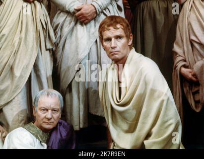 John Gielgud & Charlton Heston Film: Julius Caesar (1970) personaggi: Julius Caesar & Marc Antony regista: Stuart Burges 03 febbraio 1970 **AVVERTENZA** questa fotografia è solo per uso editoriale ed è copyright di MGM e/o del fotografo assegnato dalla Film o dalla Production Company e può essere riprodotta solo da pubblicazioni in concomitanza con la promozione del film di cui sopra. È richiesto un credito obbligatorio a MGM. Il fotografo deve essere accreditato anche quando è noto. Nessun uso commerciale può essere concesso senza autorizzazione scritta da parte della Film Company. Foto Stock