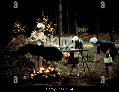 Eric Idle, John Cleese, Terry Gilliam & Terry Jones Film: E ora per qualcosa di completamente diverso; Monty Python's e ora per qualcosa di completamente Diff (UK 1971) / Sketch: 'The Lumberjack Song' regista: Ian McNaughton 28 settembre 1971 **AVVERTENZA** questa fotografia è solo per uso editoriale ed è copyright delle IMMAGINI COLUMBIA e/o del fotografo assegnato dalla Film o Production Company e può essere riprodotta solo da pubblicazioni in concomitanza con la promozione del film di cui sopra. È richiesto un credito obbligatorio per LE FOTO DI COLUMBIA. Il fotografo dovrebbe anche essere accreditato whe Foto Stock