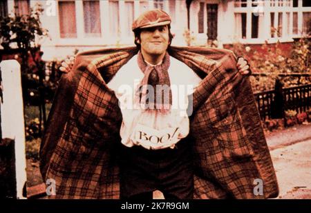 Terry Gilliam Film: E ora per qualcosa di completamente diverso; Monty Python's e ora per qualcosa di completamente Diff (UK 1971) / Sketch: 'The Flasher' regista: Ian McNaughton 28 settembre 1971 **AVVERTENZA** questa fotografia è solo per uso editoriale ed è copyright delle IMMAGINI COLUMBIA e/o del fotografo assegnato dalla Film o Production Company e può essere riprodotta solo da pubblicazioni in concomitanza con la promozione del film di cui sopra. È richiesto un credito obbligatorio per LE FOTO DI COLUMBIA. Il fotografo deve essere accreditato anche quando è noto. Non può essere concesso alcun uso commerciale con Foto Stock