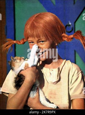 Inger Nilsson & Cat Film: Pippi on the Run; Pippi Longstocking on the Run (Pa rymmen med Pippi Langstrump) personaggi: Pippi Langstrump & Swe/De 1970, / TV-Titel: 'Mit Pippi Langstrimpf Auf Der Walze' regista: Olle Hellbom 14 novembre 1970 **AVVERTENZA** questa fotografia è solo per uso editoriale ed è copyright di NORD ART e/o del fotografo assegnato dalla Società di produzione e può essere riprodotta solo da pubblicazioni in concomitanza con la promozione del film di cui sopra. È richiesto un credito obbligatorio a NORD ART. Il fotografo deve essere accreditato anche quando è noto. Nessuna commutazione Foto Stock