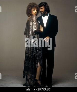 Barbra Streisand & Kris Kristofferson Film: Nasce una stella (USA 1976) personaggi: Esther Hoffman,John Norman Howard regista: Frank Pierson 17 Dicembre 1976 **AVVERTIMENTO** questa fotografia è solo per uso editoriale ed è copyright di WARNER BROS. E/o il fotografo assegnato dalla Film o dalla Società di produzione e può essere riprodotto solo da pubblicazioni in concomitanza con la promozione del film di cui sopra. Un credito obbligatorio a WARNER BROS. è obbligatorio. Il fotografo deve essere accreditato anche quando è noto. Nessun uso commerciale può essere concesso senza autorizzazione scritta da parte della Film Company. Foto Stock