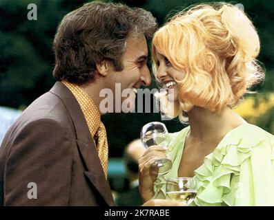 Peter Sellers & Goldie Hawn Film There'S A Girl in My Soup (Regno Unito 1970) personaggi: Robert Danvers & Marion regista: Roy Boulting 15 dicembre 1970 **WARNING** questa fotografia è ad uso esclusivamente editoriale ed è copyright di COLUMBIA PICTURES e/o The Photographer assegnato dalla Film or Production Company e può essere riprodotta solo da pubblicazioni in concomitanza con la promozione del suddetto Film. È richiesto un credito obbligatorio per LE FOTO DELLA COLUMBIA. Il fotografo deve essere accreditato anche se conosciuto. Nessun uso commerciale può essere concesso senza l'autorizzazione scritta di The Film Company. Foto Stock