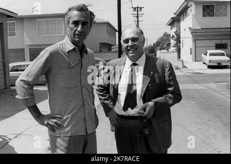 Michelangelo Antonioni & Carlo ponti Film: Zabriskie Point (USA 1970) regista: Michelangelo Antonioni 09 febbraio 1970 **AVVERTENZA** questa fotografia è esclusivamente per uso editoriale ed è copyright di MGM e/o del fotografo assegnato dalla Società di produzione e può essere riprodotta solo da pubblicazioni in concomitanza con la promozione del film di cui sopra. È richiesto un credito obbligatorio a MGM. Il fotografo deve essere accreditato anche quando è noto. Nessun uso commerciale può essere concesso senza autorizzazione scritta da parte della Film Company. Foto Stock