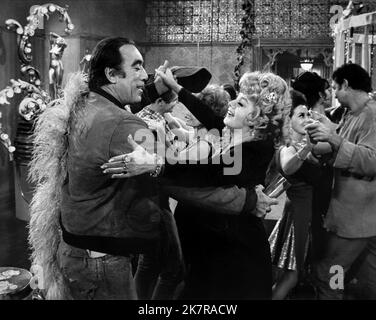 Anthony Quinn, Shelley Winters Film: Flap; The Last Warrior (1976) personaggi: Flapping Eagle, Dorothy Bluebell regista: Carol Reed 01 novembre 1970 **AVVERTENZA** questa fotografia è solo per uso editoriale ed è copyright di WARNER BROS e/o del fotografo assegnato dalla Film o dalla Production Company e può essere riprodotta solo da pubblicazioni in concomitanza con la promozione del film di cui sopra. È richiesto un credito obbligatorio a WARNER BROS. Il fotografo deve essere accreditato anche quando è noto. Nessun uso commerciale può essere concesso senza autorizzazione scritta da parte della Film Company. Foto Stock