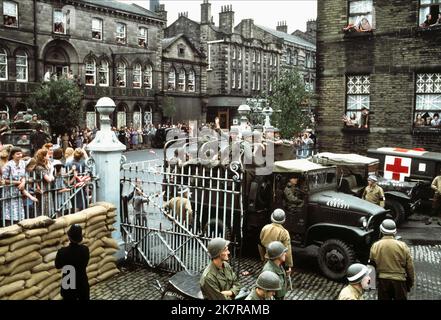 Soldiers Wave from US Army Truck Film: Yanks (USA/UK/DE 1979) regista: John Schlesinger 14 settembre 1979 **AVVERTENZA** questa fotografia è solo per uso editoriale ed è copyright di CIP FILMPRODUKTION e/o del fotografo assegnato dalla Film o Production Company e può essere riprodotta solo da pubblicazioni in concomitanza con la promozione del film di cui sopra. È richiesto un credito obbligatorio per la pellicola CIP. Il fotografo deve essere accreditato anche quando è noto. Nessun uso commerciale può essere concesso senza autorizzazione scritta da parte della Film Company. Foto Stock