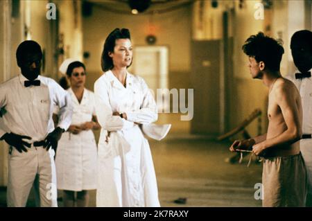 Nathan George, Mimi Sarkisian, Louise Fletcher & Brad Dourif Film: Uno volò sopra il Nido di Cuckoo (USA 1975) personaggi: Washington, Nurse Pilbow, Nurse Mildred Ratched & Billy Bibbit regista: MILOS Forman 19 novembre 1975 **AVVERTENZA** questa fotografia è solo per uso editoriale ed è copyright di UNITED ARTISTS e/o del fotografo assegnato dalla Film o dalla Production Company e può essere riprodotta solo da pubblicazioni in concomitanza con la promozione del film di cui sopra. È richiesto un credito obbligatorio per GLI ARTISTI UNITI. Il fotografo deve essere accreditato anche quando è noto. Non commerciale u Foto Stock