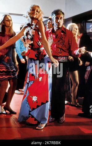 Goldie Hawn & Peter Sellers Film There'S A Girl in My Soup (Regno Unito 1970) personaggi: Marion & Robert Danvers regista: Roy Boulting 15 dicembre 1970 **WARNING** questa fotografia è ad uso esclusivamente editoriale ed è copyright di COLUMBIA PICTURES e/o The Photographer assegnato dalla Film or Production Company e può essere riprodotta solo da pubblicazioni in concomitanza con la promozione del suddetto Film. È richiesto un credito obbligatorio per LE FOTO DELLA COLUMBIA. Il fotografo deve essere accreditato anche se conosciuto. Nessun uso commerciale può essere concesso senza l'autorizzazione scritta di The Film Company. Foto Stock