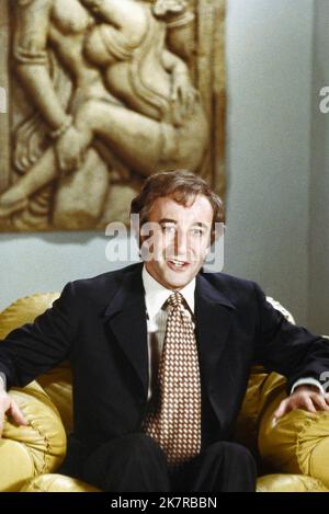 Peter Sellers Film: There's A Girl in My Soup (UK 1970) personaggi: Robert Danvers regista: Roy Boulting 15 dicembre 1970 **AVVERTENZA** questa fotografia è solo per uso editoriale ed è copyright delle IMMAGINI COLUMBIA e/o del fotografo assegnato dalla Film o dalla Production Company e può essere riprodotta solo da pubblicazioni in concomitanza con la promozione del film di cui sopra. È richiesto un credito obbligatorio per LE FOTO DI COLUMBIA. Il fotografo deve essere accreditato anche quando è noto. Nessun uso commerciale può essere concesso senza autorizzazione scritta da parte della Film Company. Foto Stock