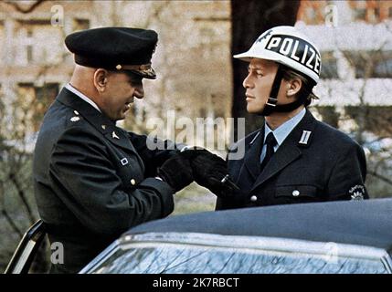 Telly Savalas Film Inside Out; Hitler'S Gold; The Golden Heist (1978) personaggi: Harry Morgan regista: Peter Duffell 14 novembre 1975 **WARNING** questa fotografia è solo per uso editoriale ed è copyright DELLA WARNER BROS e/o del fotografo assegnato dalla Film or Production Company e può essere riprodotta solo da pubblicazioni in concomitanza con la promozione del suddetto Film. È richiesto un credito obbligatorio a WARNER BROS. Il fotografo deve essere accreditato anche se conosciuto. Nessun uso commerciale può essere concesso senza l'autorizzazione scritta di The Film Company. Foto Stock